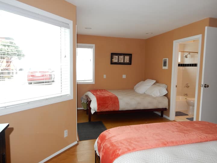 Спалня на долния етаж с 1 голямо двойно легло и 1 двойно легло и самостоятелна баня