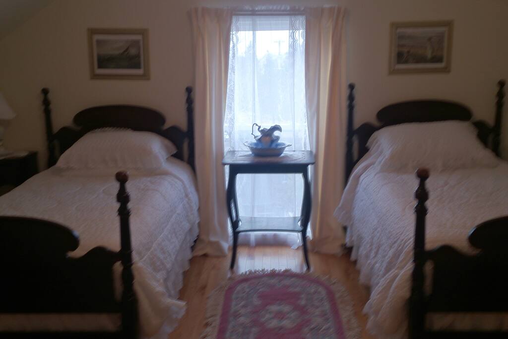 Attic suite bedroom showing
twin bed configuration.