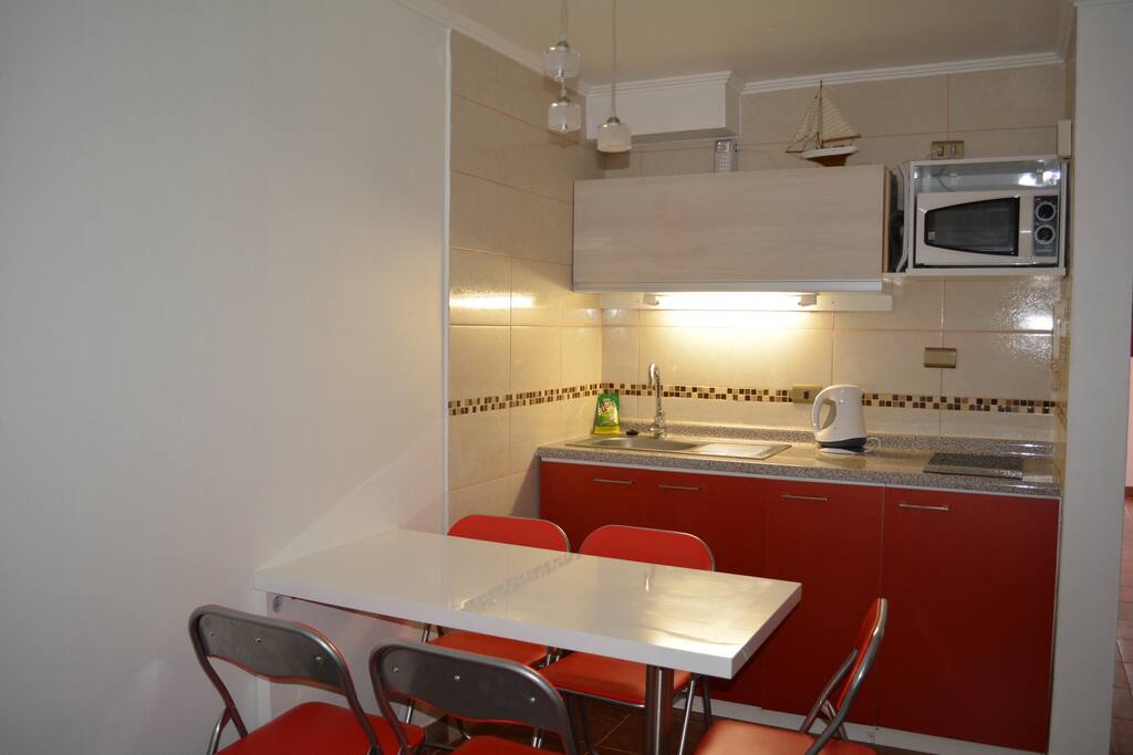 comedor y cocina equipadísima, detergente, esponja, papel gofrado