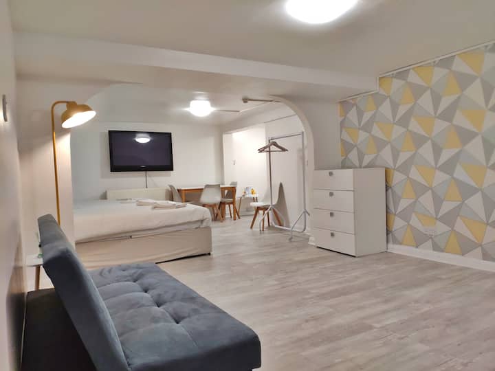 Basement Studio With Small Patio, Central Brighton - Brighton