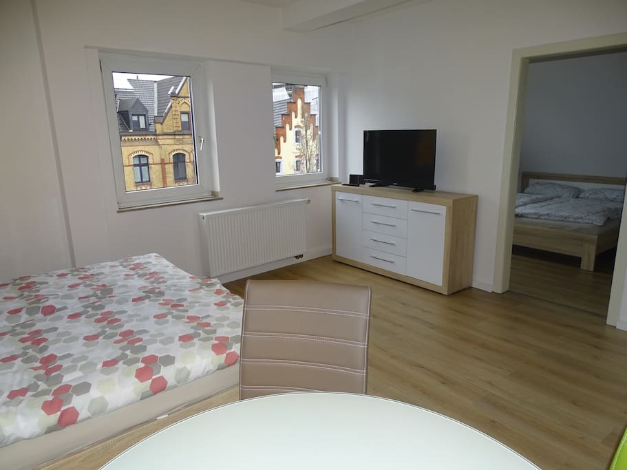 Wohn- und Schlafzimmer 1 mit Blick in Schlafzimmer 2
(Sleeping- and living room 1 with a view in sleeping room 2)