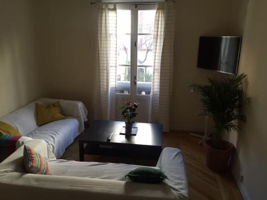 salon con tv y balcon