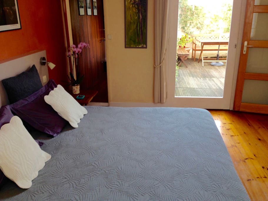 le lit queen size 2 personnes donnant sur Patio et salle d'eau
