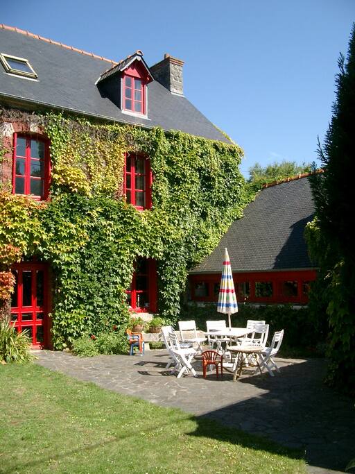 Façade sud avec cour fermée