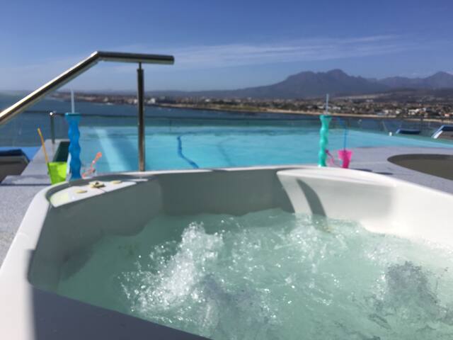 Chic, Ultra Lux Sea View Apartment – Solar Powered gallery image 3