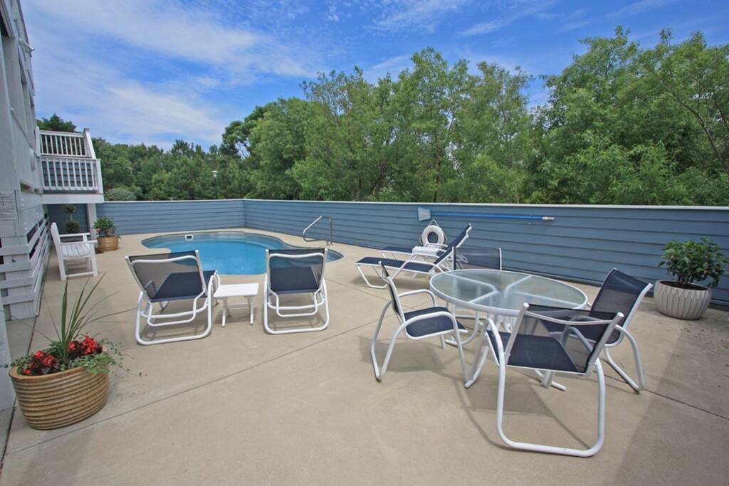 MB44: Beachin Good Time | Pool Area