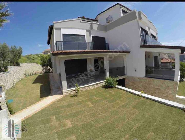 Cesme‘de denize sıfır full esyalı 4+1 4banyo Çeşme şehrinde Kiralık