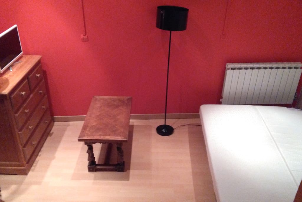 Petit salon de repos, télévision, clic-clac dunlopillo 28 g, 13 cm, rangements.