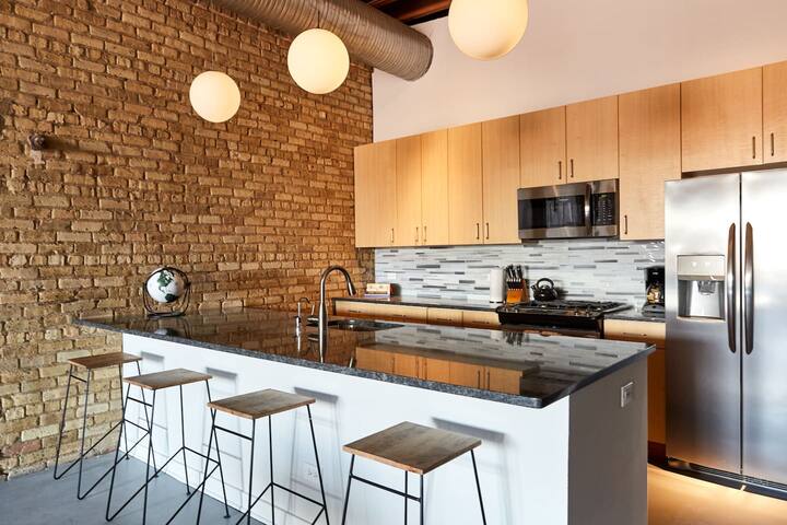 Designer 3BR Penthouse in Heart of Fulton Market gallery image 2