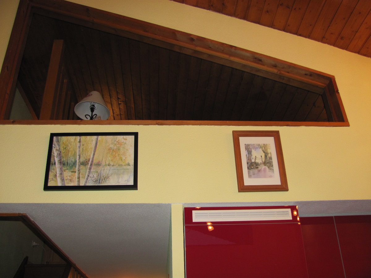 استمتع بالمنظر من الميزان (مغلق بالقرب من نافذة) من غرفة المعيشة. 
ستارة تجعل من الممكن تغطية النافذة حتى لا تزعجك السطوع)