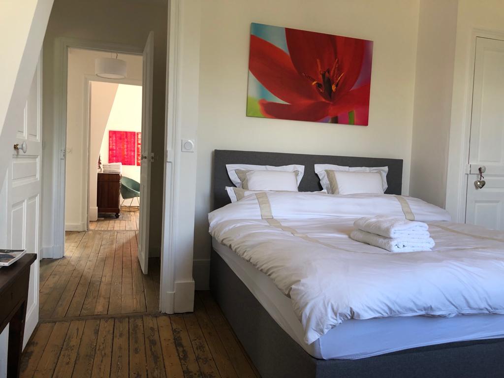 Hlavná spálňa s vlastnou kúpeľňou
s voľne stojacou vaňou a sprchovacím kútom