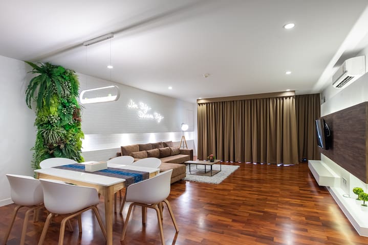 Benviar -150sqm Two Bedroom Suite @Chitlom