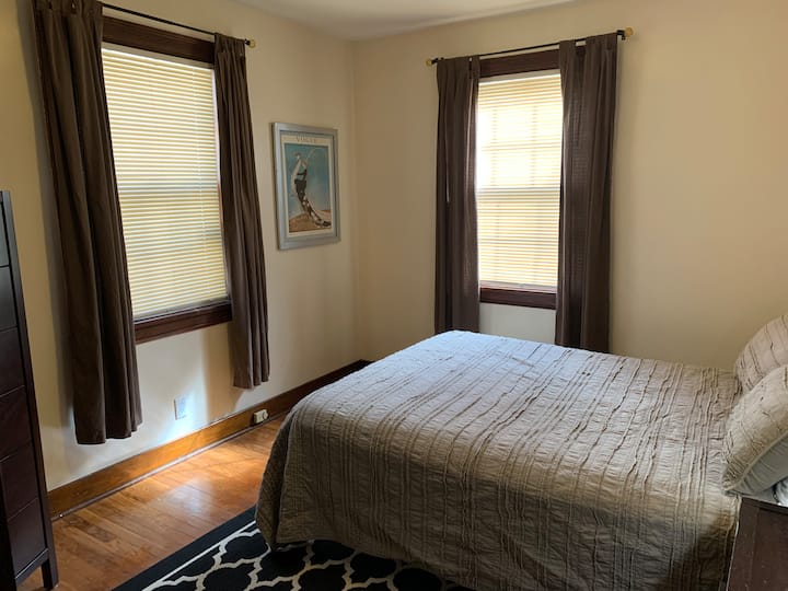 غرفة نوم 1 بسرير بحجم كبير.