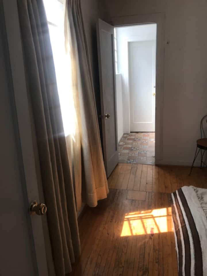 卧室景观和浴室旁边的空间。