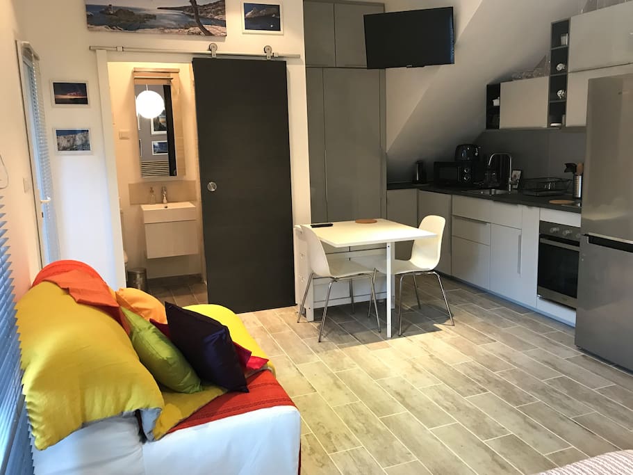 Une cuisine très bien équipée avec four, micro onde, plaque, congélateur frigo,lave linge et de nombreux équipements ... et un convertible en plus du lit.