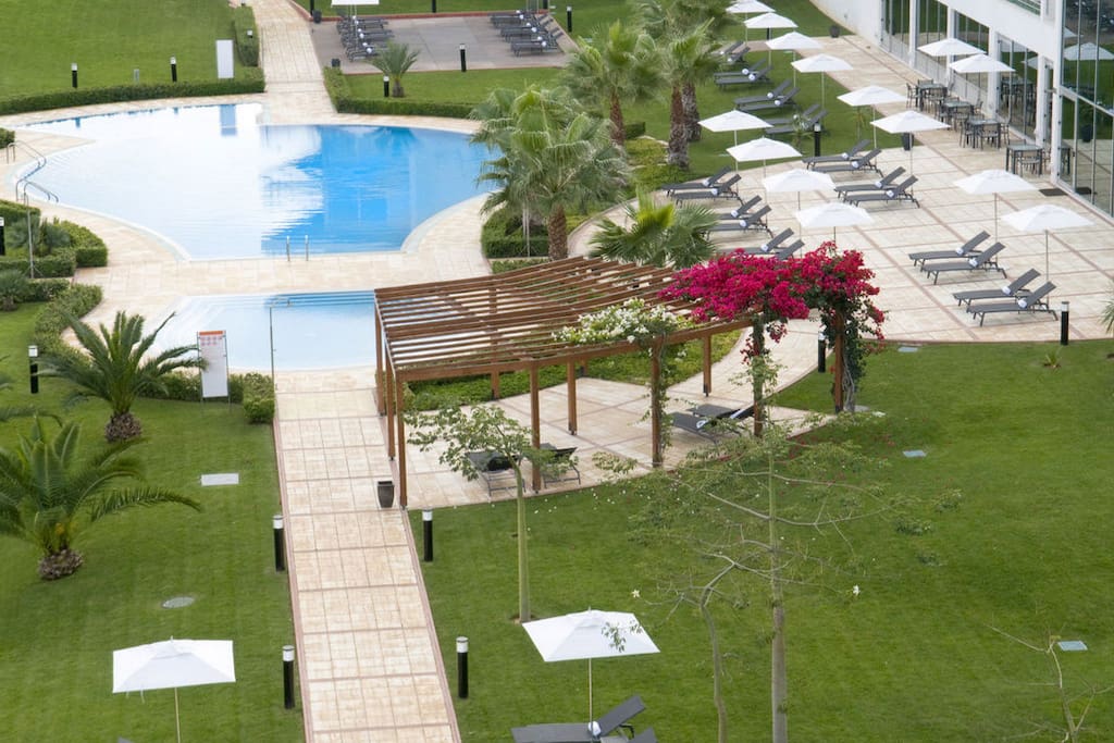 Common areas - garden + sun beds