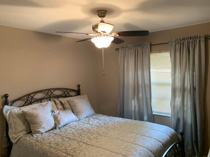 غرفة نوم ثانية بسرير بحجم كبير