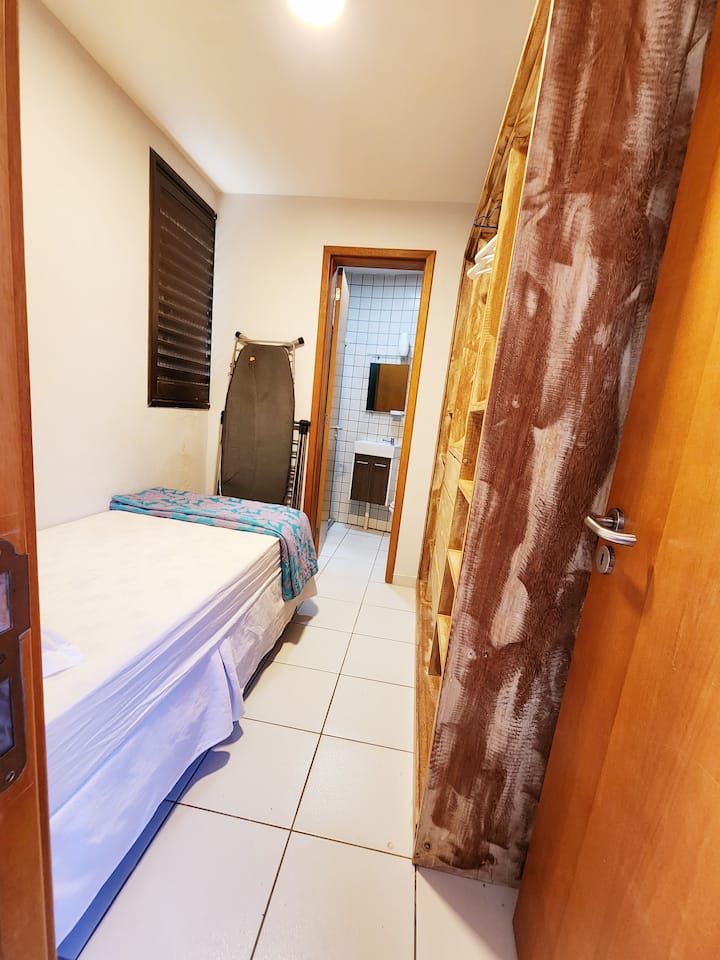 Апартамент с единично легло.
Това е по - скромна спалня / баня без декоративни елементи и е точно зад кухнята. 
Споделено помещение с бюрото, което пристига в 8:00 ч. и напуска в 16:00 ч. всеки ден. 