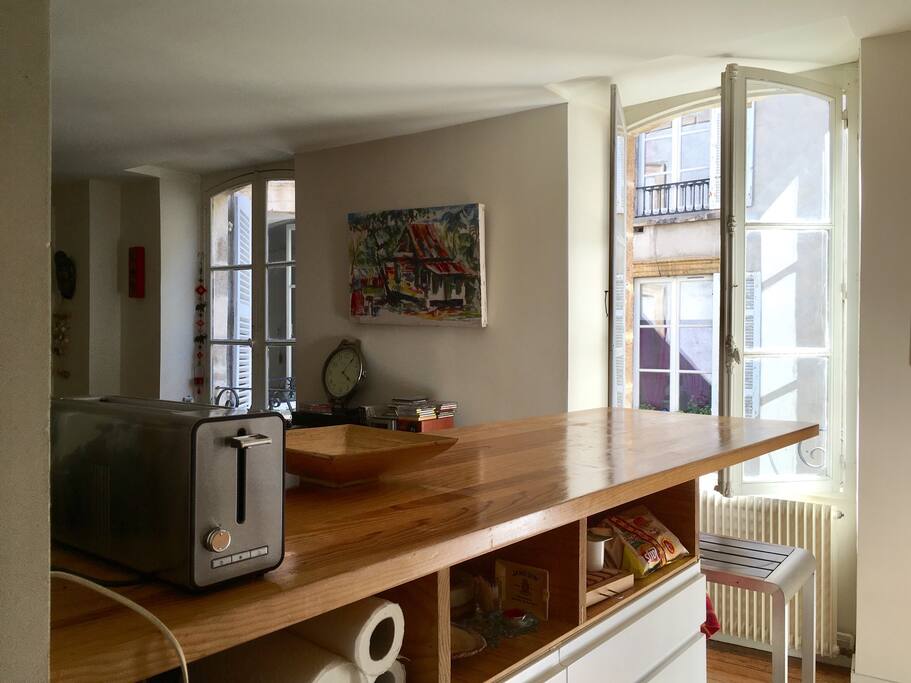 Le coin cuisine. Le grille pain au premier plan...