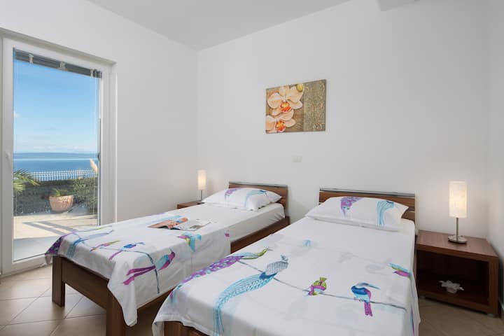 غرفة نوم ساحرة مع مخرج إلى تراس. 