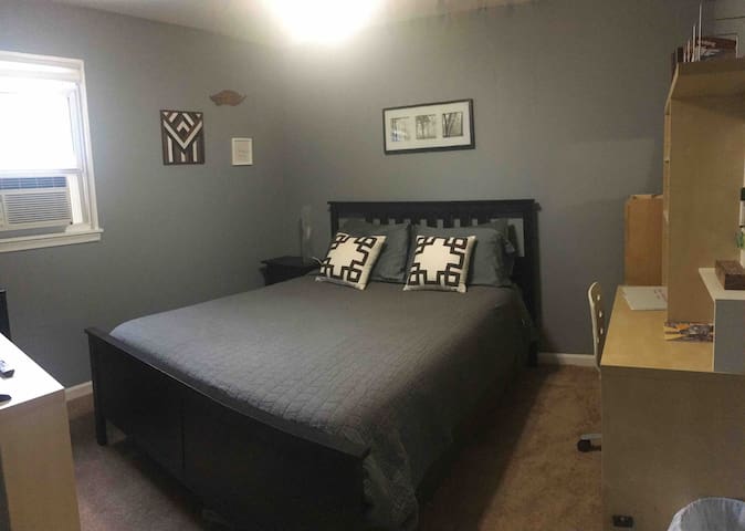 Private Dearborn Heights room 10 min from airport