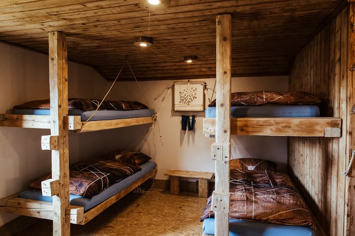 Chumba cheupe - chumba cha vitanda 6. Kitanda cha watu wawili na vitanda 4 vya mtu mmoja