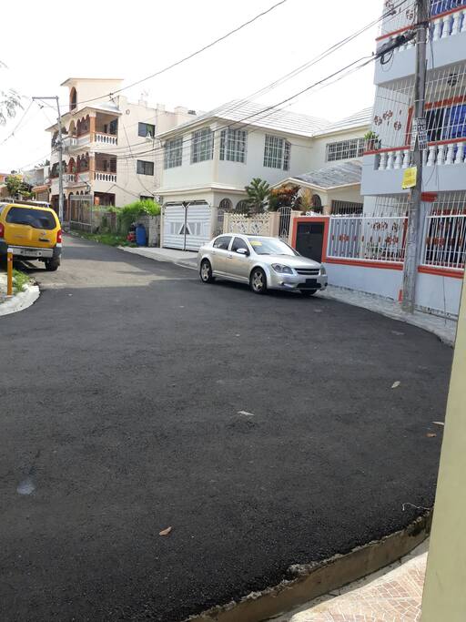 La calle del frente. el vecindario