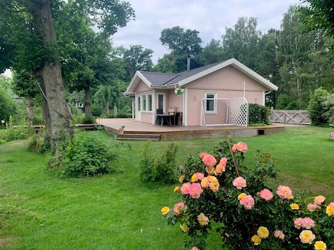 Nice cottage by the creek and close to the beach!