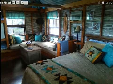 Top performing Airbnb: Zannabella Glamping Cabin-breakfast included in Ingram