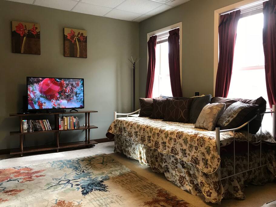 Daybed overlooking Main St, 2 single mattresses, trundle bed