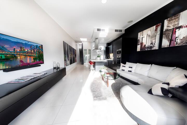 LUXE 2 Brunswick St Terrace Apartment Pet Friendly gallery image 2