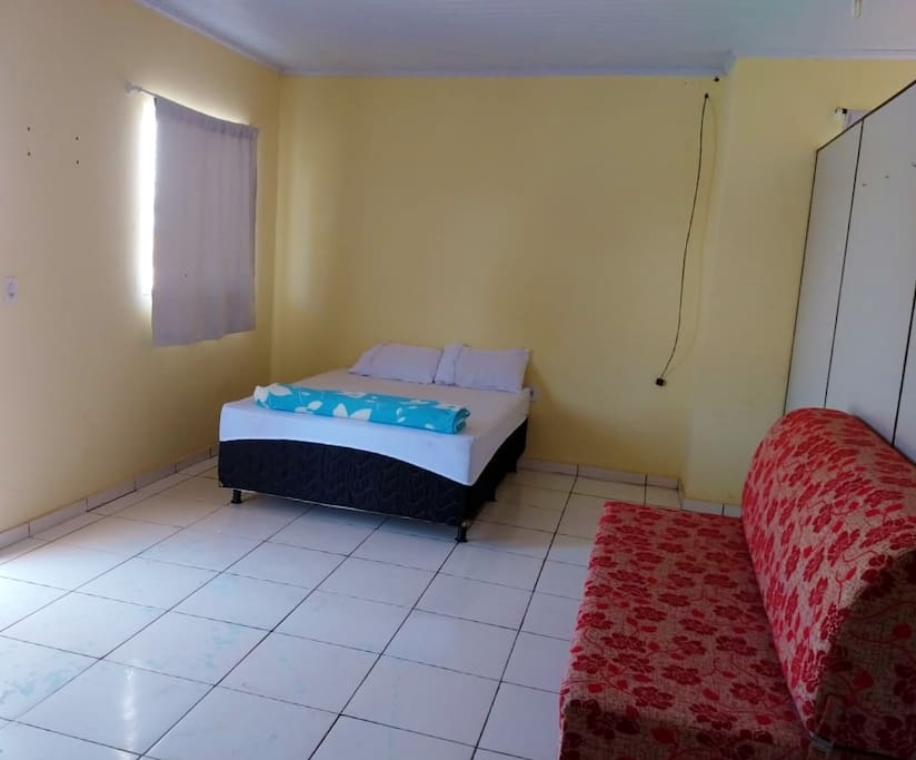 Quarto principal, com 1 cama de casal e 1 sofá-cama.