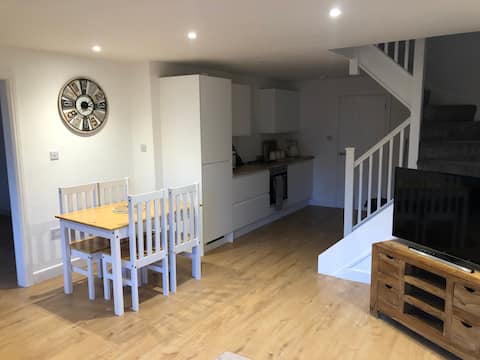 Top Airbnb: New build 3-bedroom home with free parking on prem in Avonmouth And Lawrence Weston