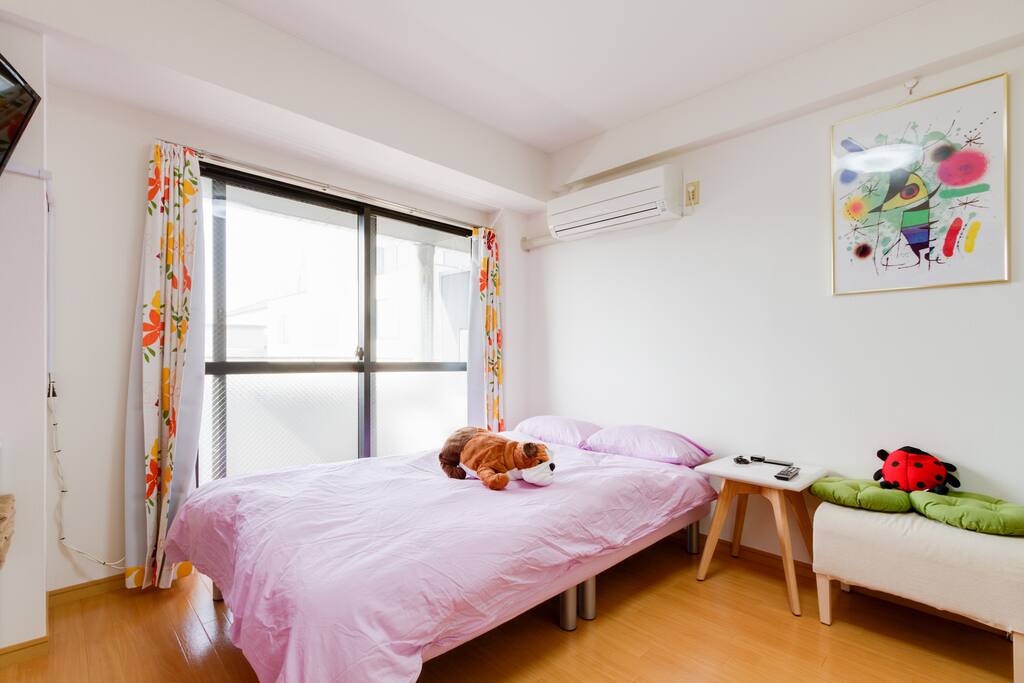 I prepare a small table and a small sofa.
It is the sofa which I sit down, and is comfortable even if small.
You should surely like it, too.