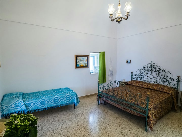 Druga soba s krevetom za jednu osobu i jednim bračnim krevetom