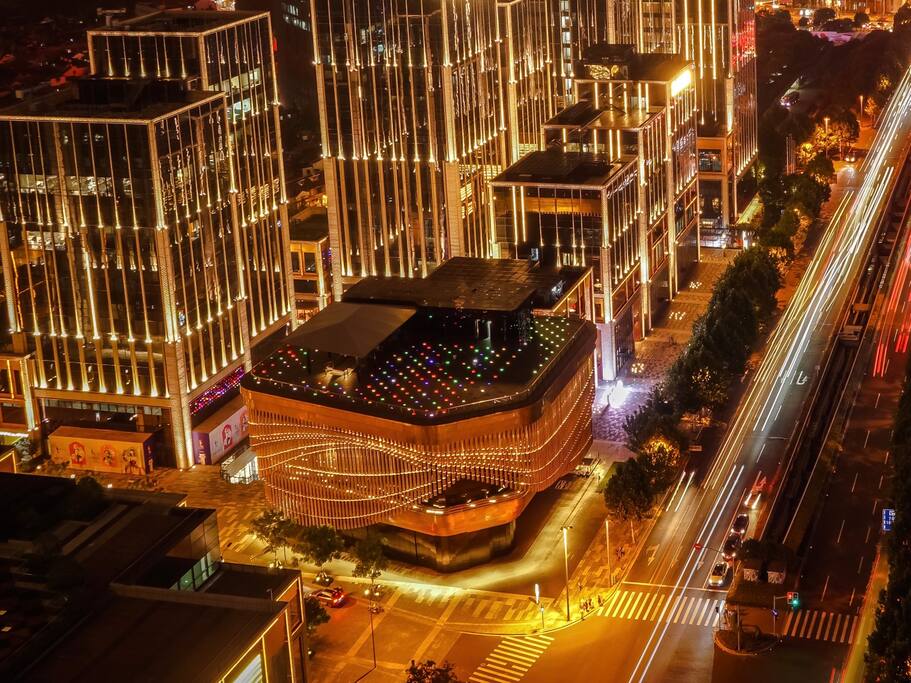 外滩夜色下的艺术作品 复星艺术中心空中数字花园 上海旅游攻略 尽在airbnb爱彼迎
