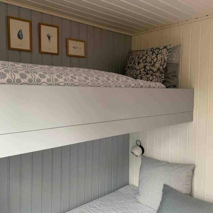 Соба 2.  (сина) 

Кревет (200x180), како и горен кревет (200x70) - може да се користи само за деца или багаж. 
