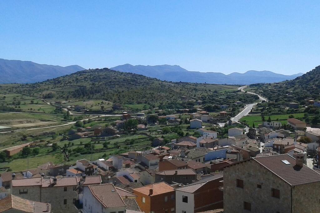 Vista pueblo y sierra