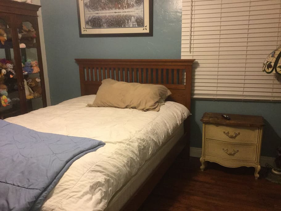 Queen size bed with tv in room.