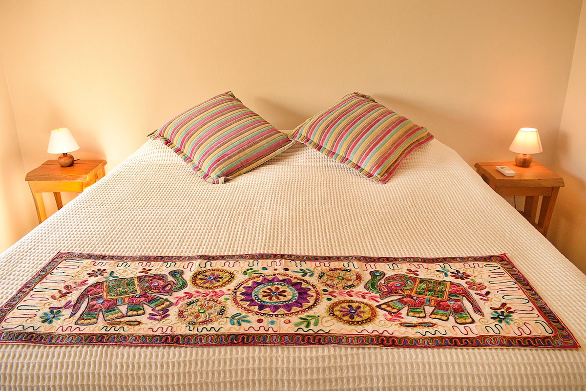 Горна перница со брачен кревет (широк 180-220 см)