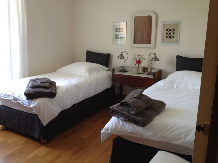 Camera da letto doppia con letti singoli e guardaroba 