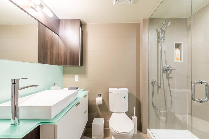 Beautiful Condo + CN Tower View + Free Parking gallery image 5