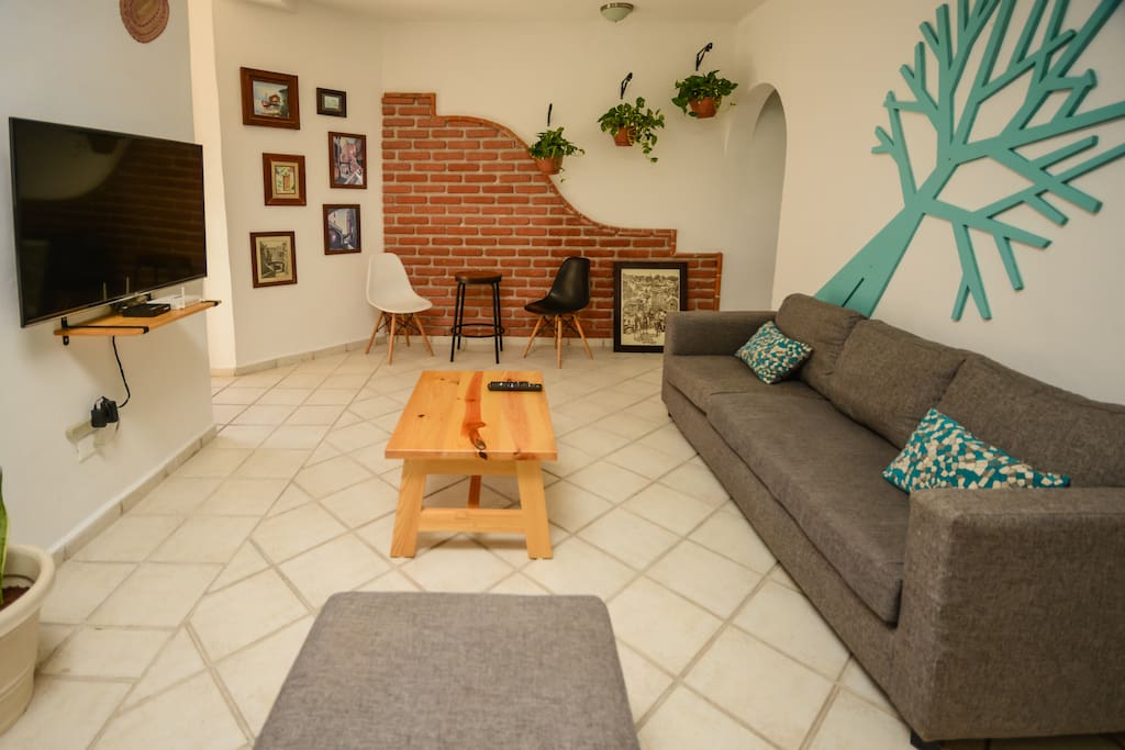 LIVING ROOM / TV AREA