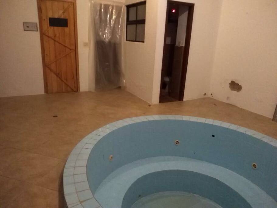 Área húmeda con Jacuzzi, baño, sauna y turco.