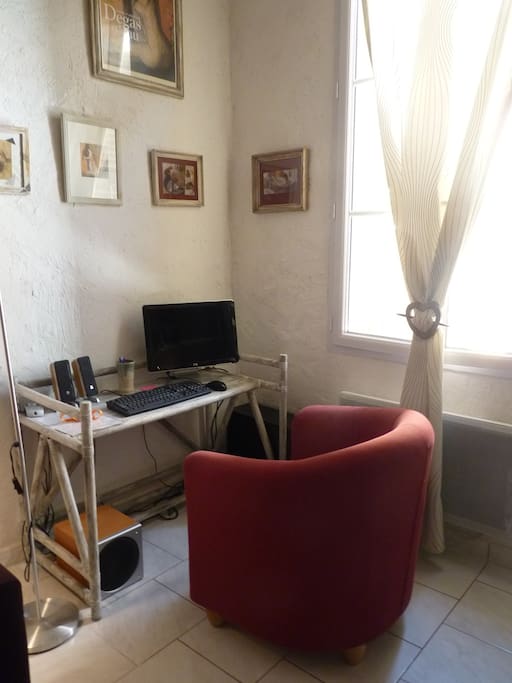 coin bureau, accès wifi et ordinateur portable mis à disposition