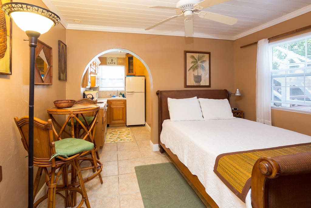 Tropical, Cute, Perfect little Studio with everything you'll need!