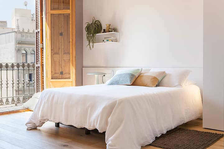 Cama tamaño queen, baño privado y un pequeño balcón