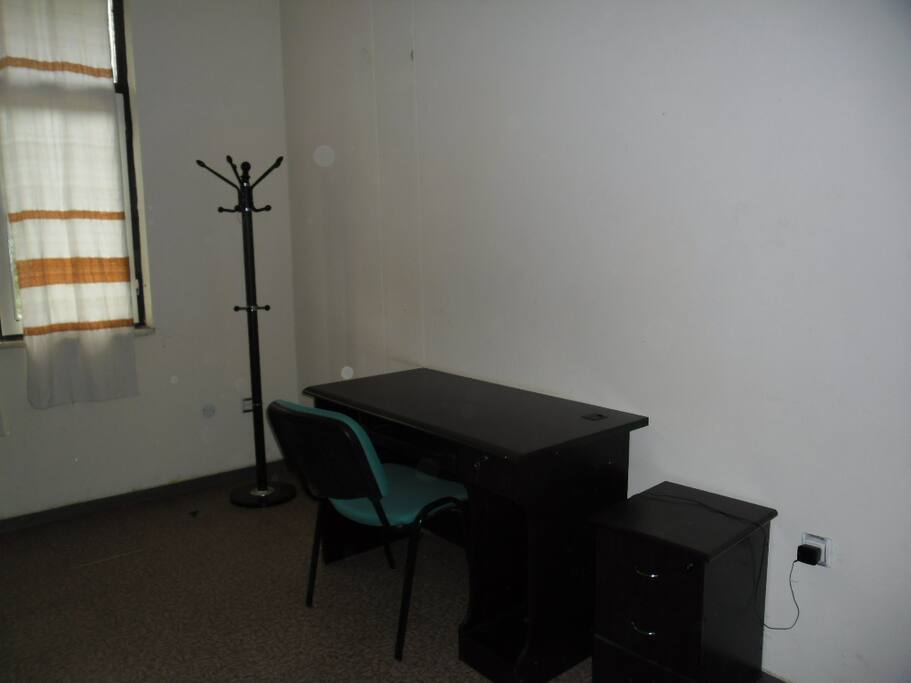 a desk i the bed room