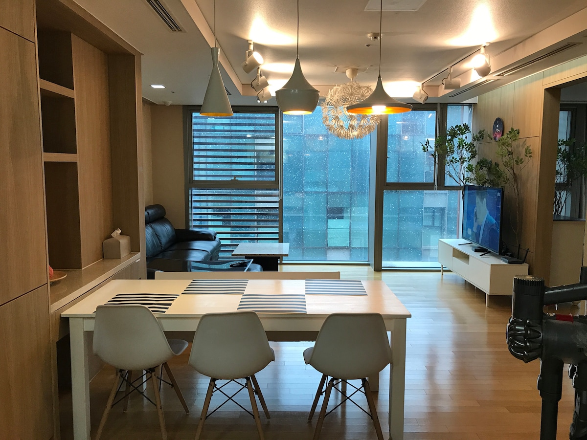 (Songdo) A large space to heal. Family. A house that makes happy times