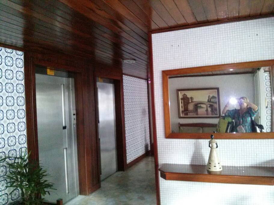 Frente ao elevador